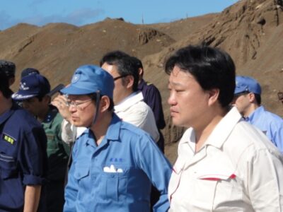 菅直人総理大臣とともに硫黄島を訪問