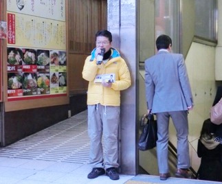 2012年11月27日（火）　駅頭で朝の街頭演説しています
