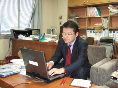 2006年12月21日（木）　新年号の機関誌を執筆中