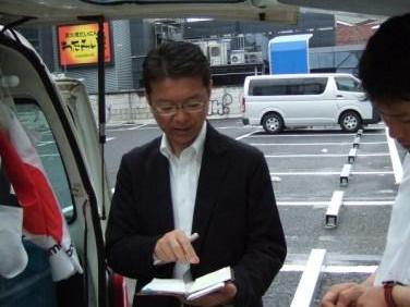 2008年7月7日（月）　屋外でスタッフと打ち合わせ