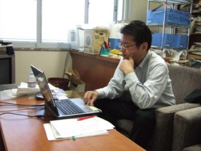 2008年7月25日（金）　プレス民主の原稿を書いています