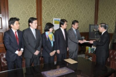 2009年3月27日(金)　年金遅延加算金法案を提出