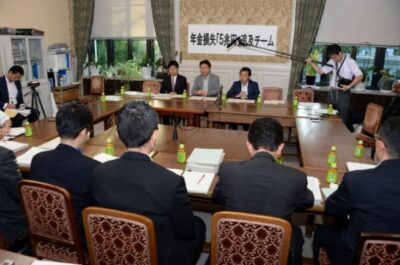 「年金損失『５兆円』追及チーム」に出席