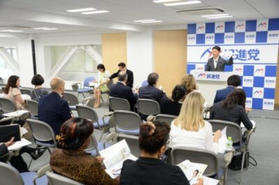 各国大使などに「民進党の重要政策・国民との約束」について説明