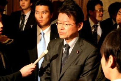 雇用情勢に対する記者の質問に答える