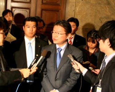 閣議後記者会見で記者の質問に答える