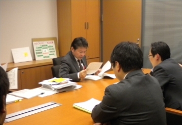 子育て政策についてレクを受けています