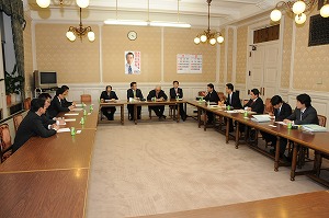 政治改革推進本部役員会で企業・団体献金禁止の議論