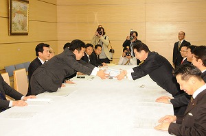 首相官邸で来年度予算に向けた民主党提言を提出