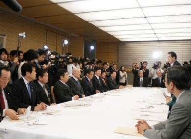 政府・与党社会保障改革検討本部に出席
