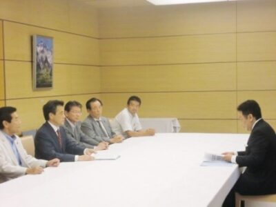 平成２４年度概算要求に向けた民主党要望を政府に提出