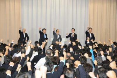 両院議員総会で新執行部を了承