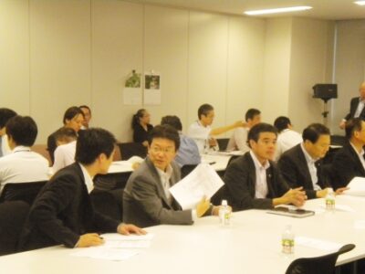 政策調査会役員会に出席
