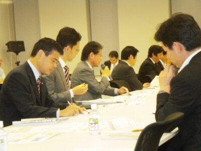 政策調査会役員会にて法案の説明