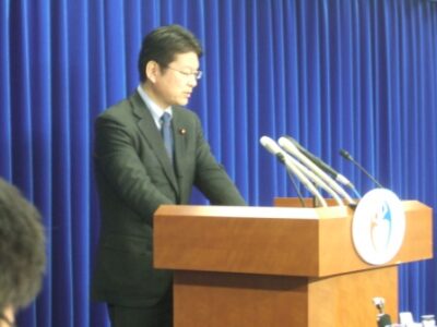 『イクメン』『カジメン』について記者の質問に答える