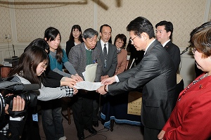 経済的事情から卒業できない高校生等と面会