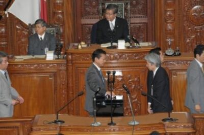 衆議院本会議で予算委員長の解任決議の投票