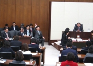 厚生労働委員会で障害者対策について答弁