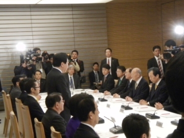 政府・与党社会保障改革本部で消費税引き上げを決定