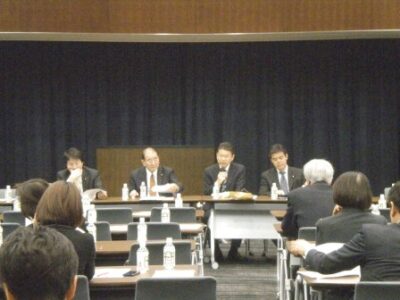 調査会で新しい年金制度の論点について説明