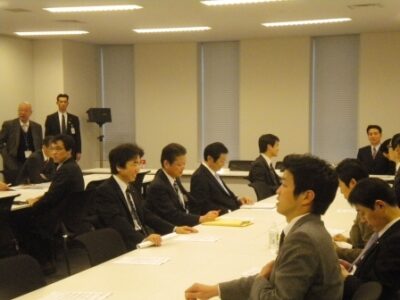政調役員会で法案説明