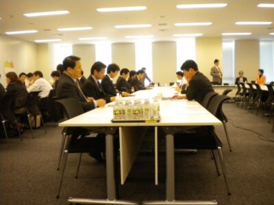 政調役員会で法案の説明