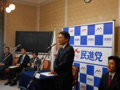 代議士会であいさつ