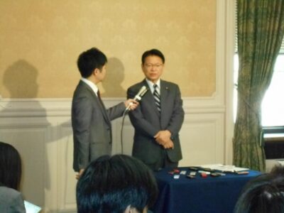 議員立法について記者の取材を受けました