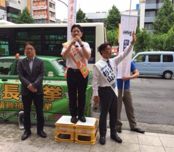 中野駅南口で朝の街頭演説