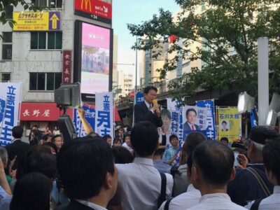 新宿駅で#令和デモクラシー緊急街宣