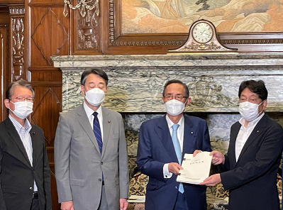 情報監視審査会の年次報告書を衆議院議長に提出