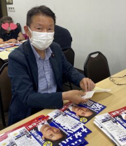 候補者チラシの証紙貼り