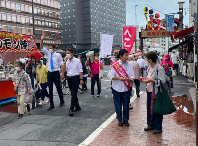 巣鴨地蔵通り商店街で、つじもと清美候補の応援