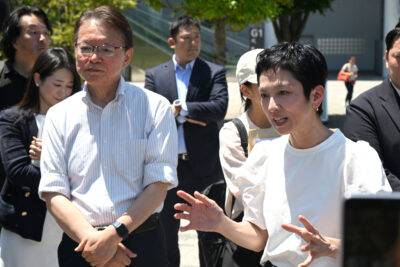 蓮舫参院議員とともに神宮外苑再開発計画地区のイチョウ並木を視察